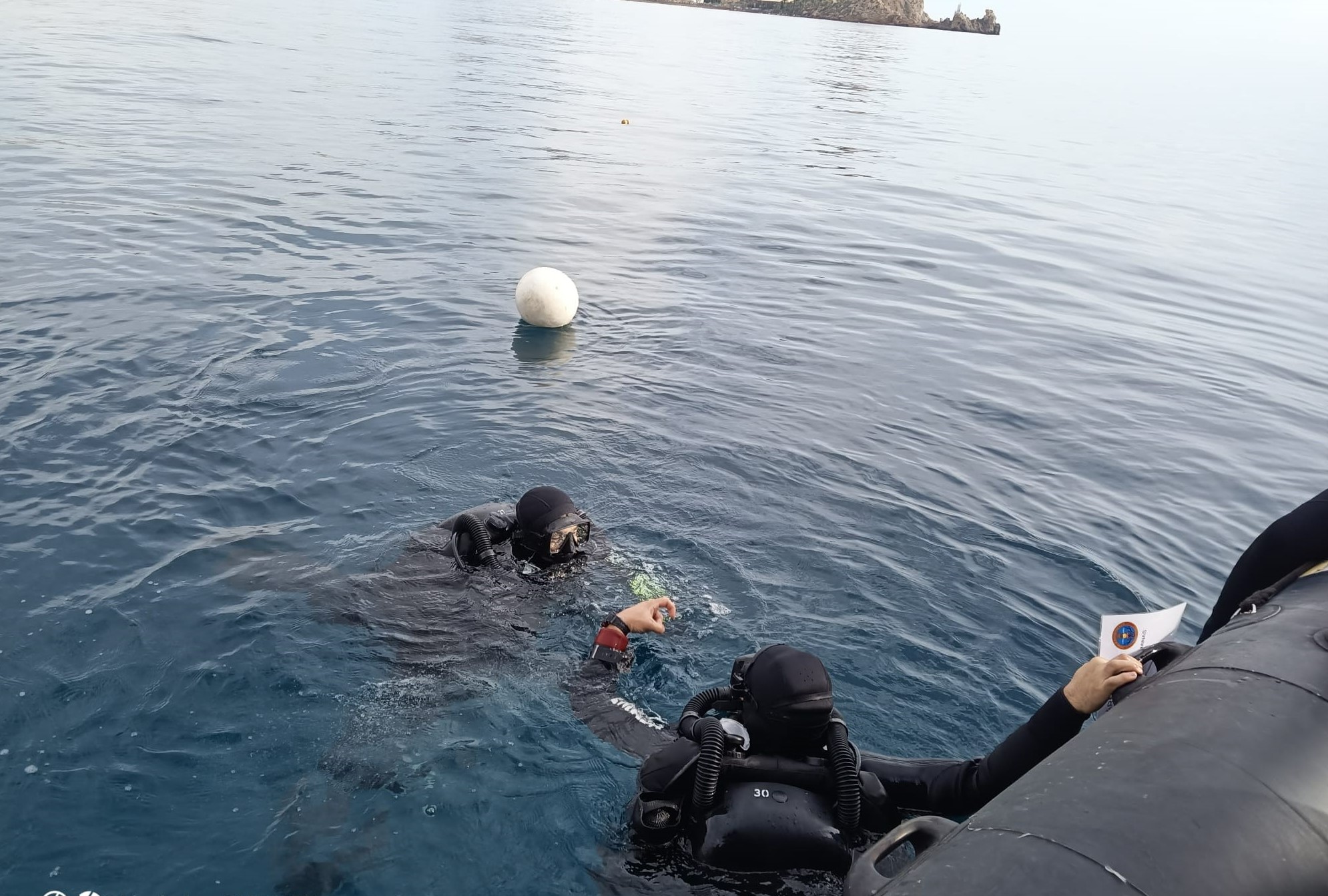 Divers prior to neutralisation of the device