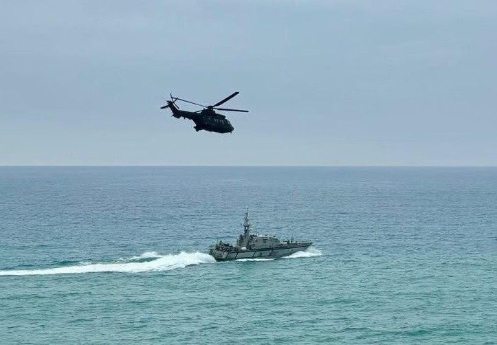 The OPV ‘Isla de León’ collaborates with MOPS elements in the maritime environment