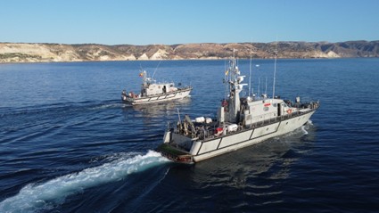 The Isla de León alongside the patrol boat Isla Pinto