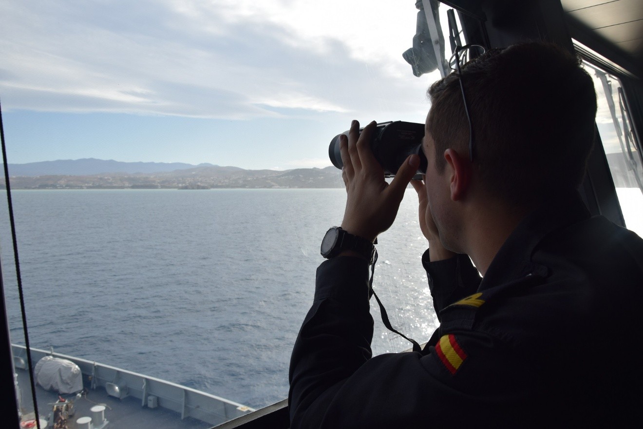 La dotación del BAM Audaz realizando vigilando visual