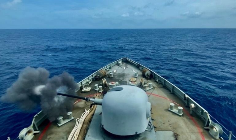 BAM ‘Meteoro’ abriendo fuego con su artilleria principal