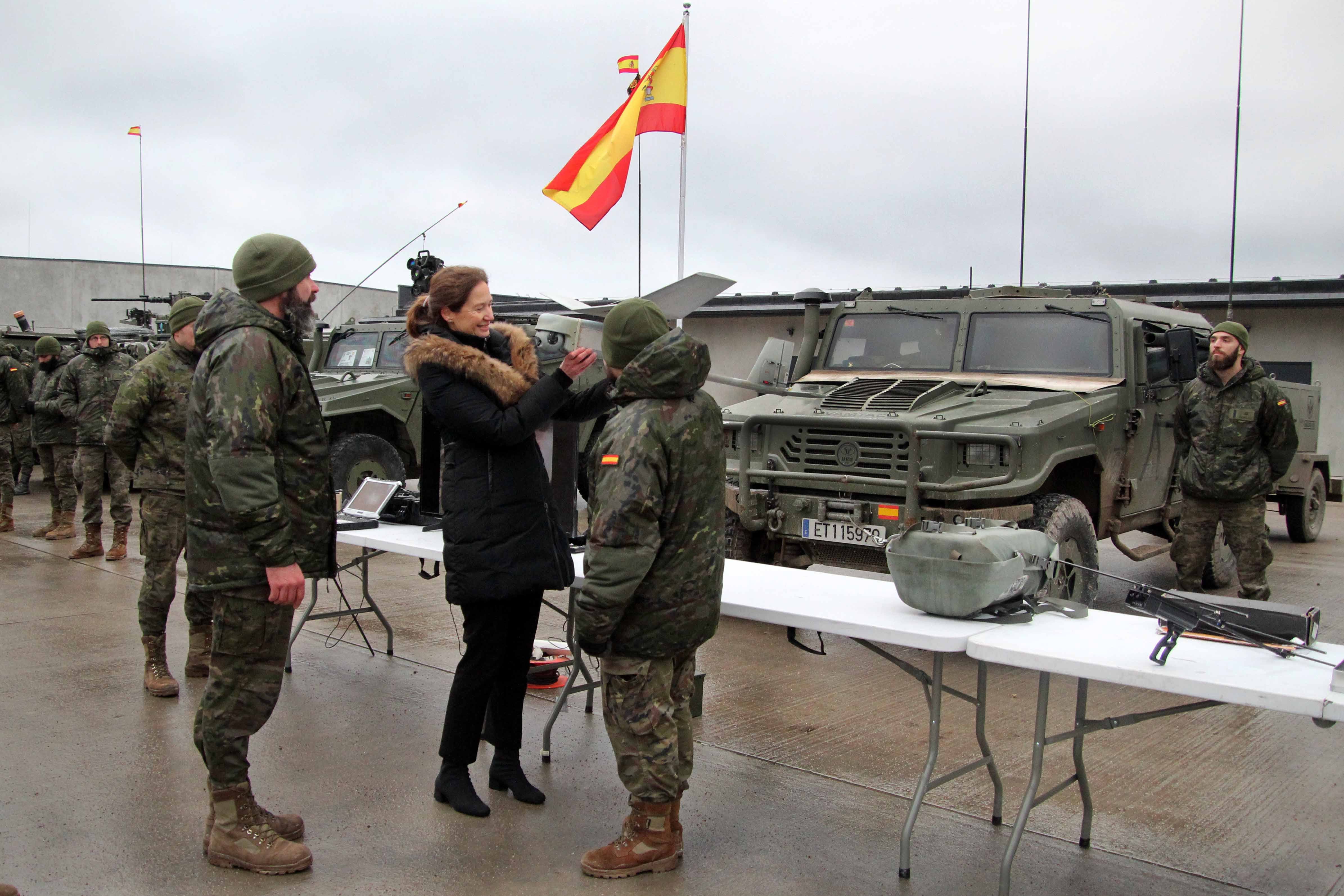 El contingente español desplegado en Letonia recibe la visita de la embajadora de España