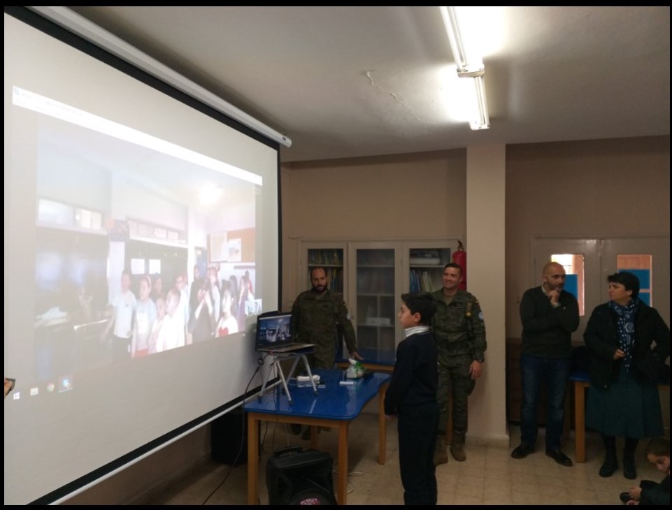 El contingente español de UNIFIL facilita un encuentro cultural navideño entre niños libaneses y españoles