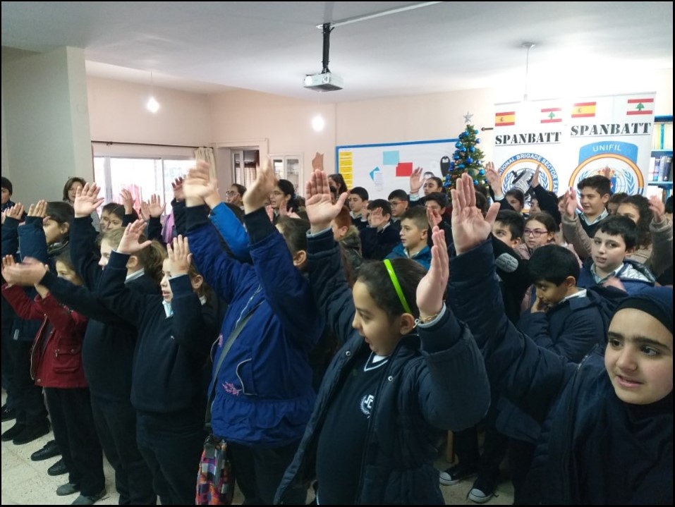 El contingente español de UNIFIL facilita un encuentro cultural navideño entre niños libaneses y españoles
