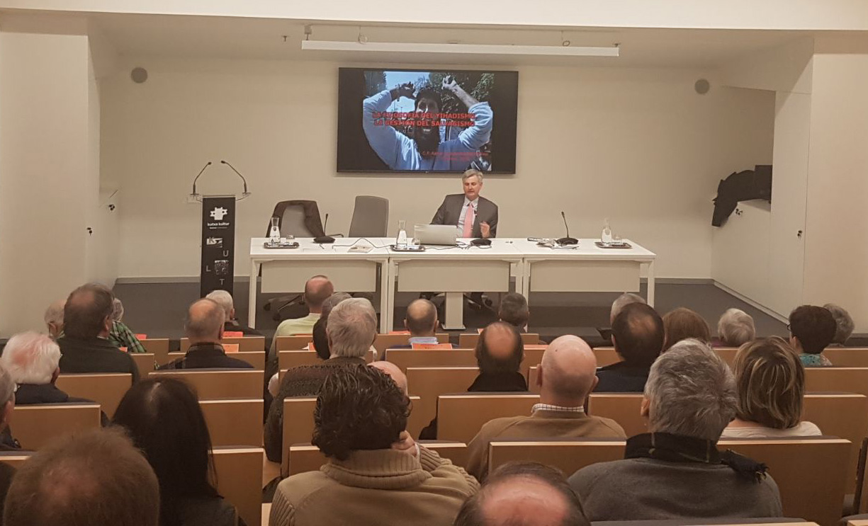 El capitán de fragata Federico Aznar imparte en San Sebastián una conferencia sobre filosofía política del yihadismo