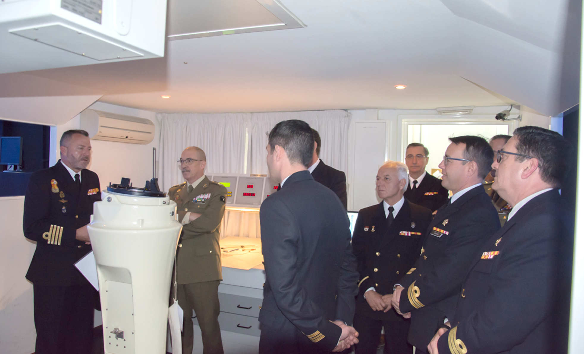 El JEMAD explica a los Guardiamarinas de la Escuela Naval Militar el plan de las Fuerzas Armadas 2030