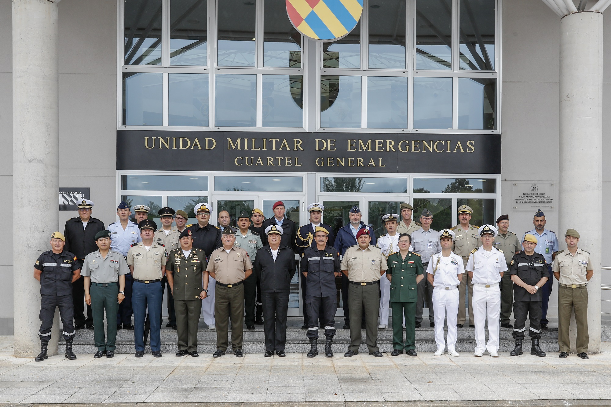 Los agregados de Defensa acreditados en España visitan la UME