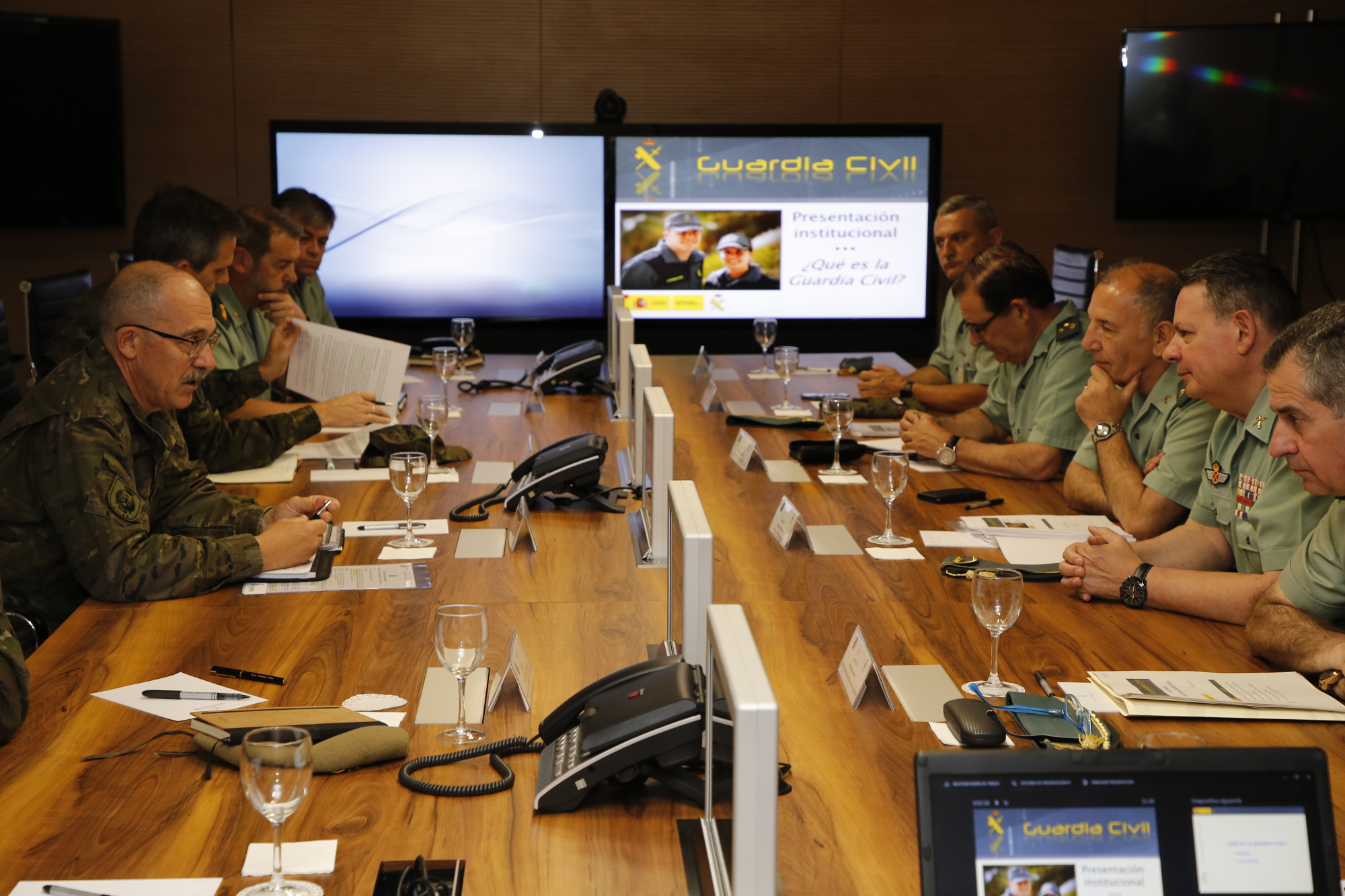 El JEMAD conoce en detalle la labor del Centro de Coordinación para la Vigilancia Marítima de la Guardia Civil