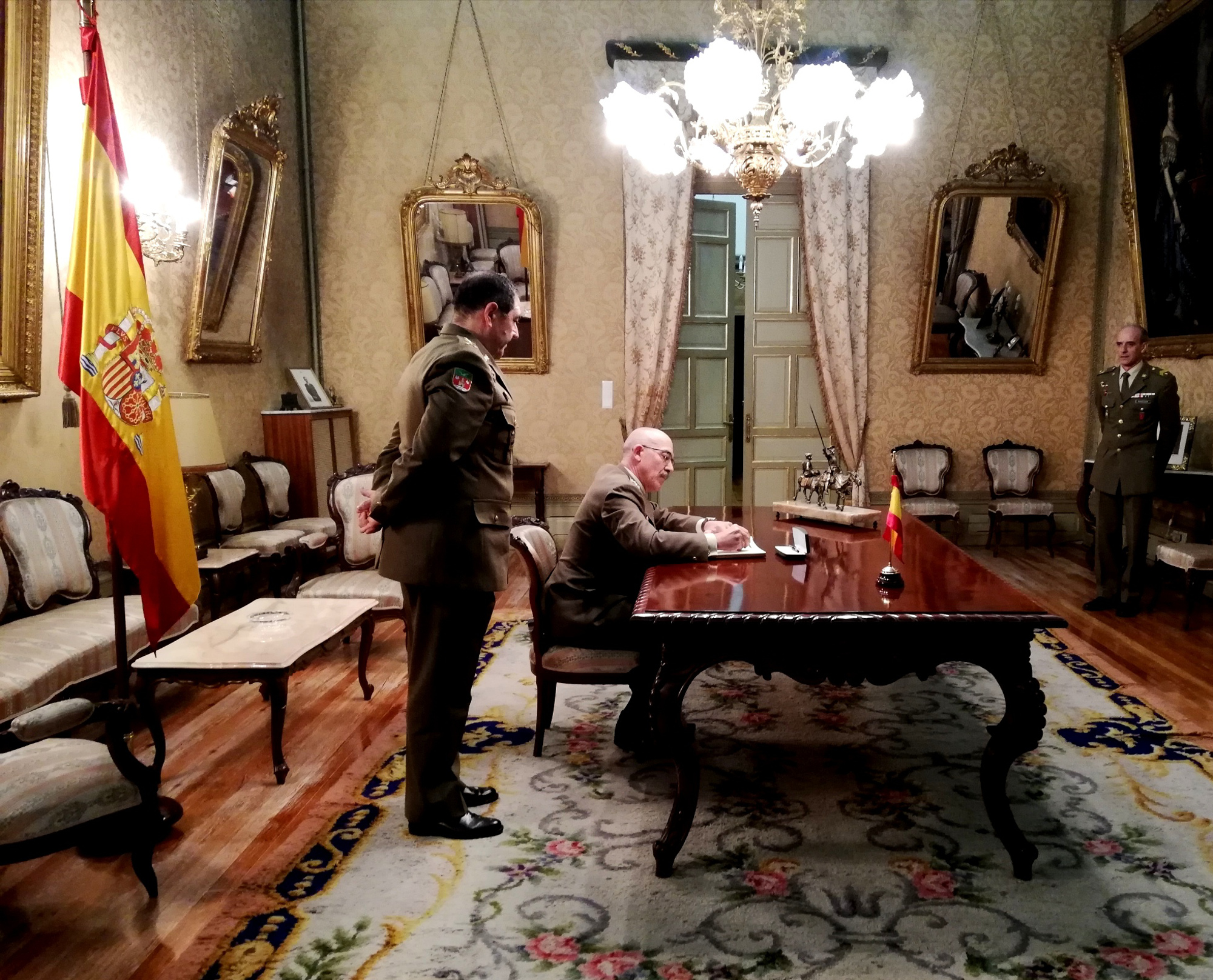 El JEMAD inaugura una exposición sobre la bandera nacional en Valladolid