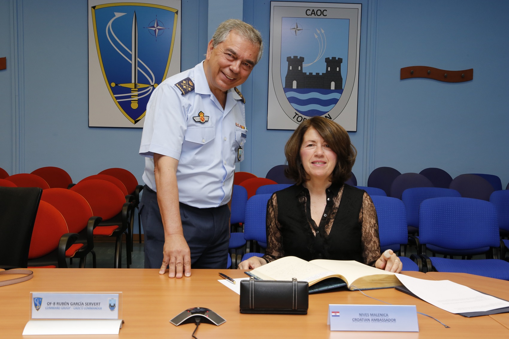 Embajadora de Croacia firma el libro de honor