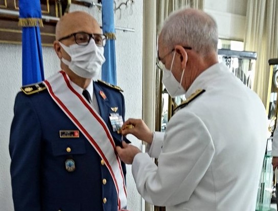 Spansih CHOD presents the medal to General Belaati