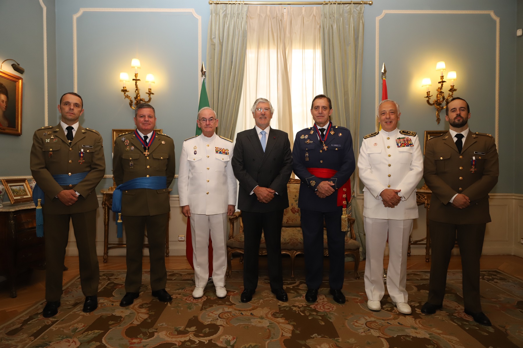 Ambasador and ESP CHOD along with the awarded military