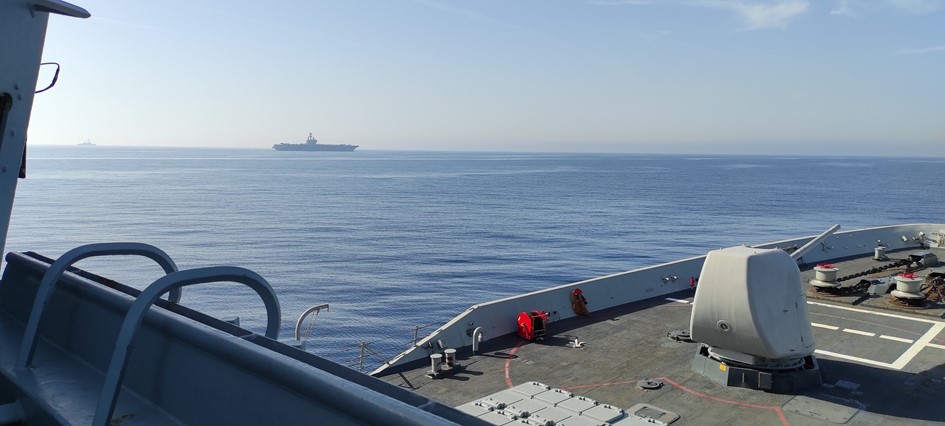The 'Cristóbal Colón' next to the aircraft carrier G.H.W. Bush