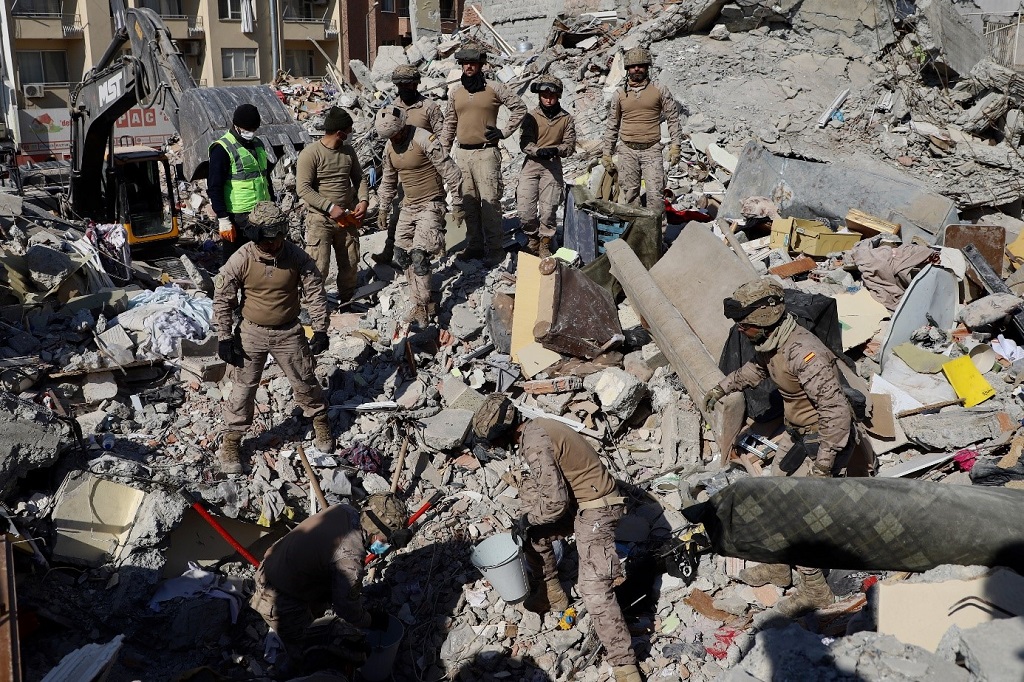 Marines searching for survivors in the rubble (Author: Pablo Díaz)
