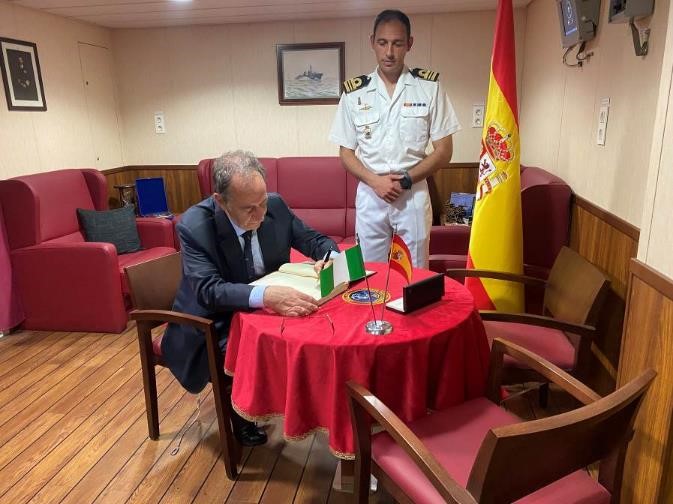 Signature in the book of honor by the Spanish ambassador to Nigeria