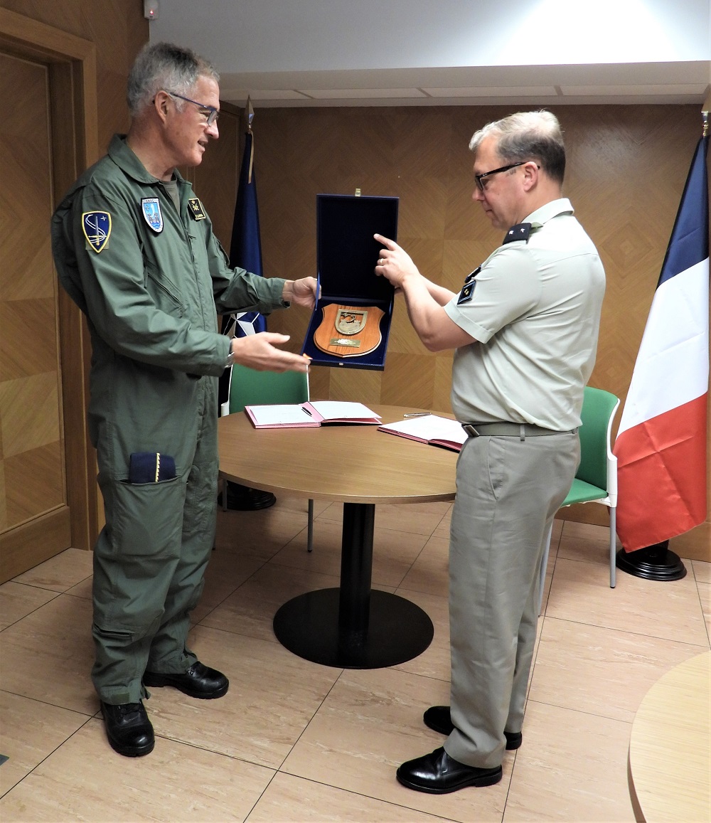 Presentation of a souvenir of the French NMR's visit