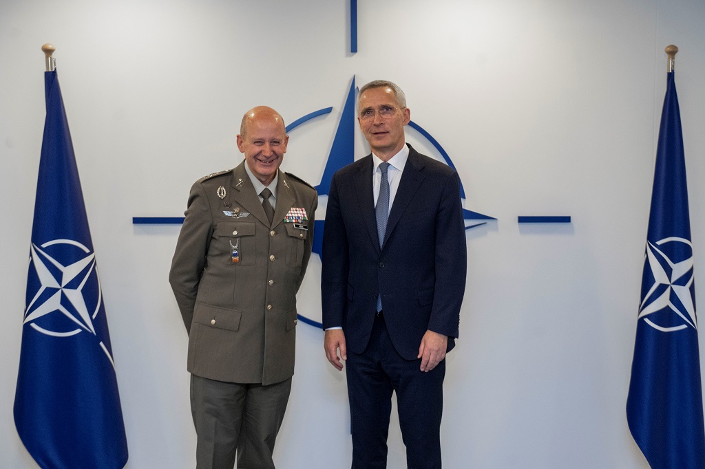Lieutenant General Agüero with the NATO Secretary General