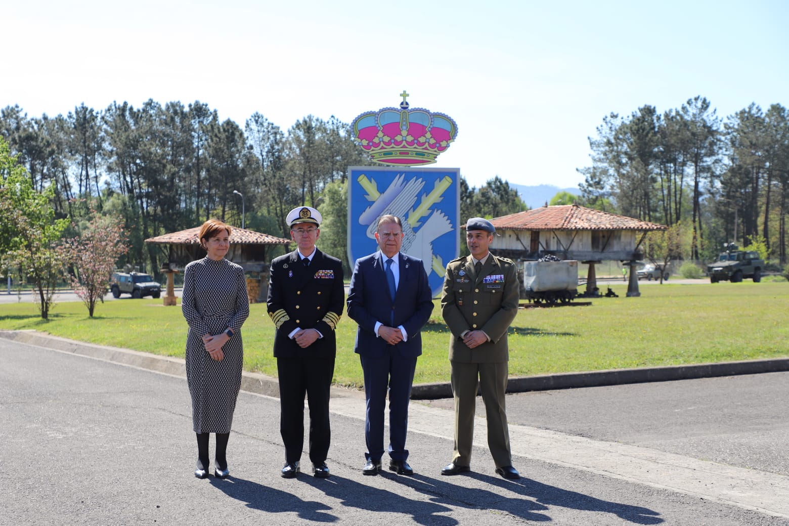 CHOD accompanied by the Mayor of Oviedo, the Mayoress of Gijón and the Chief of the 'Principe' Regiment