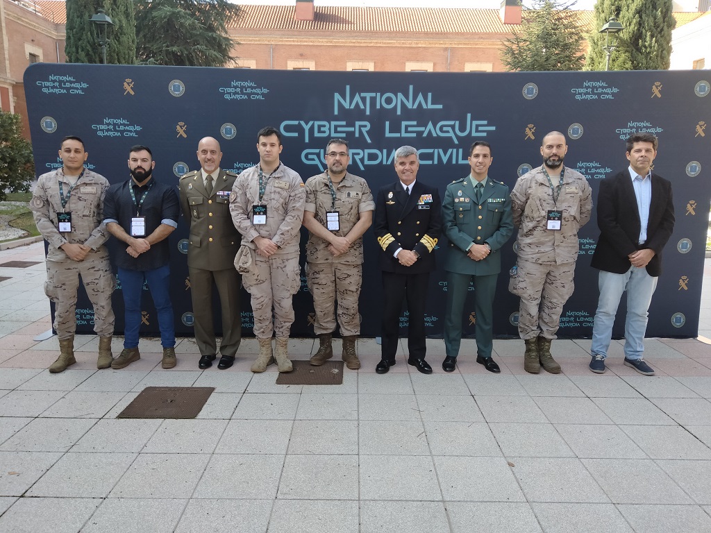 The Chief of MCCE and the MCCE team in the National Cyber League of the Guardia Civil