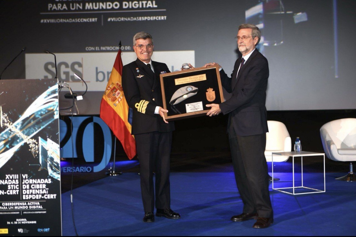 Awarding of the ‘Grey Beret’ Prize by the Commander of the Joint Cyberspace Command, Vice Admiral Roca to the CEO of ISDEFE, Francisco Quereda