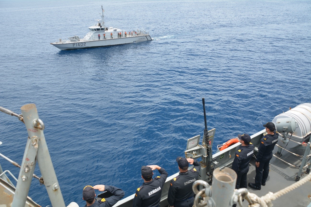 Honours rendered by the Relámpago's band to the Ivorian Navy patrol vessel ‘Le Bouclier’