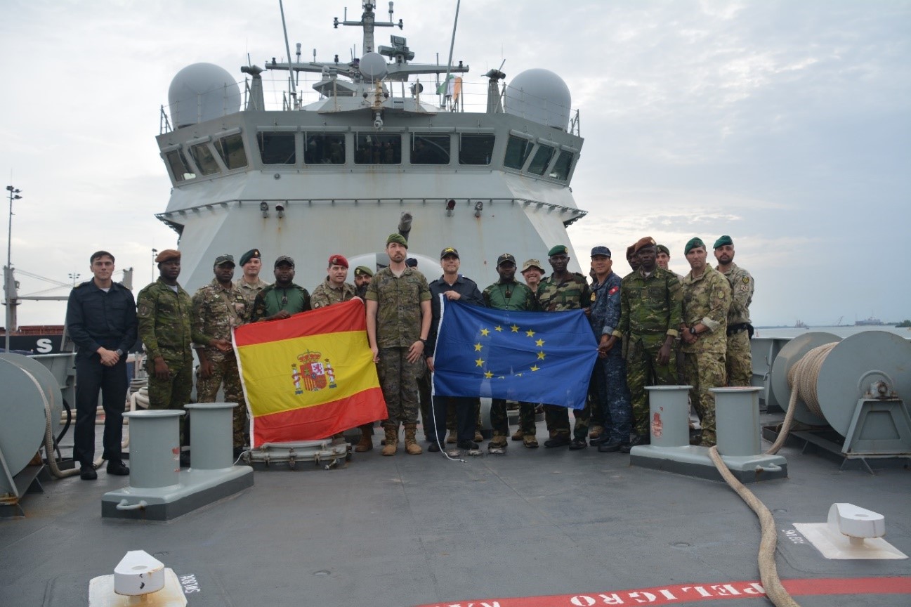 ISMI students at the end of the visit alongside crew members