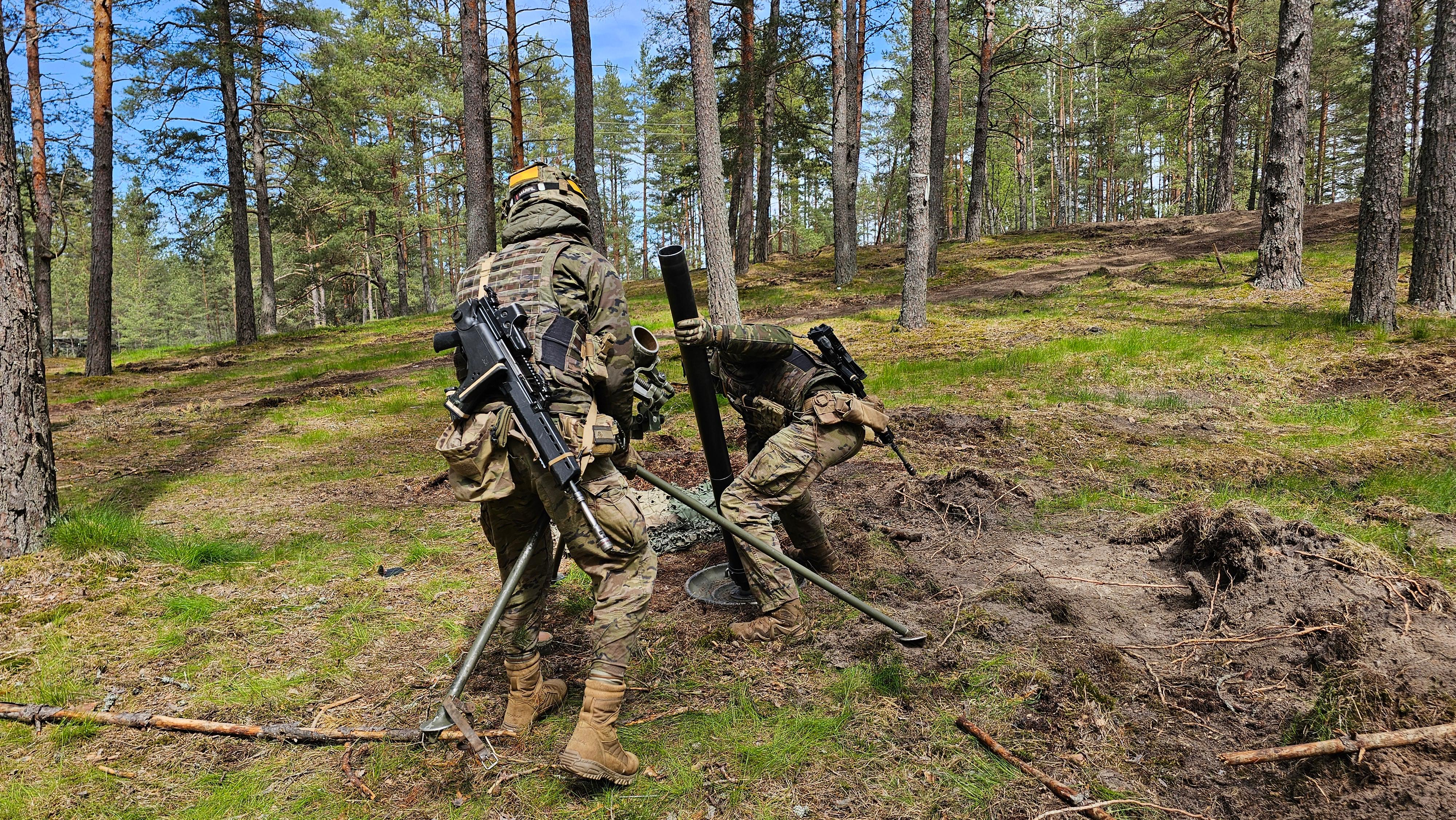 Paratroopers emplacing an 81mm mortar