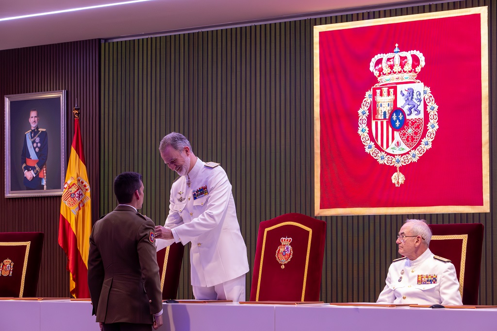 Presentation of the course diploma to the number 1 of the graduating class, Commander Guzmám Pecesd