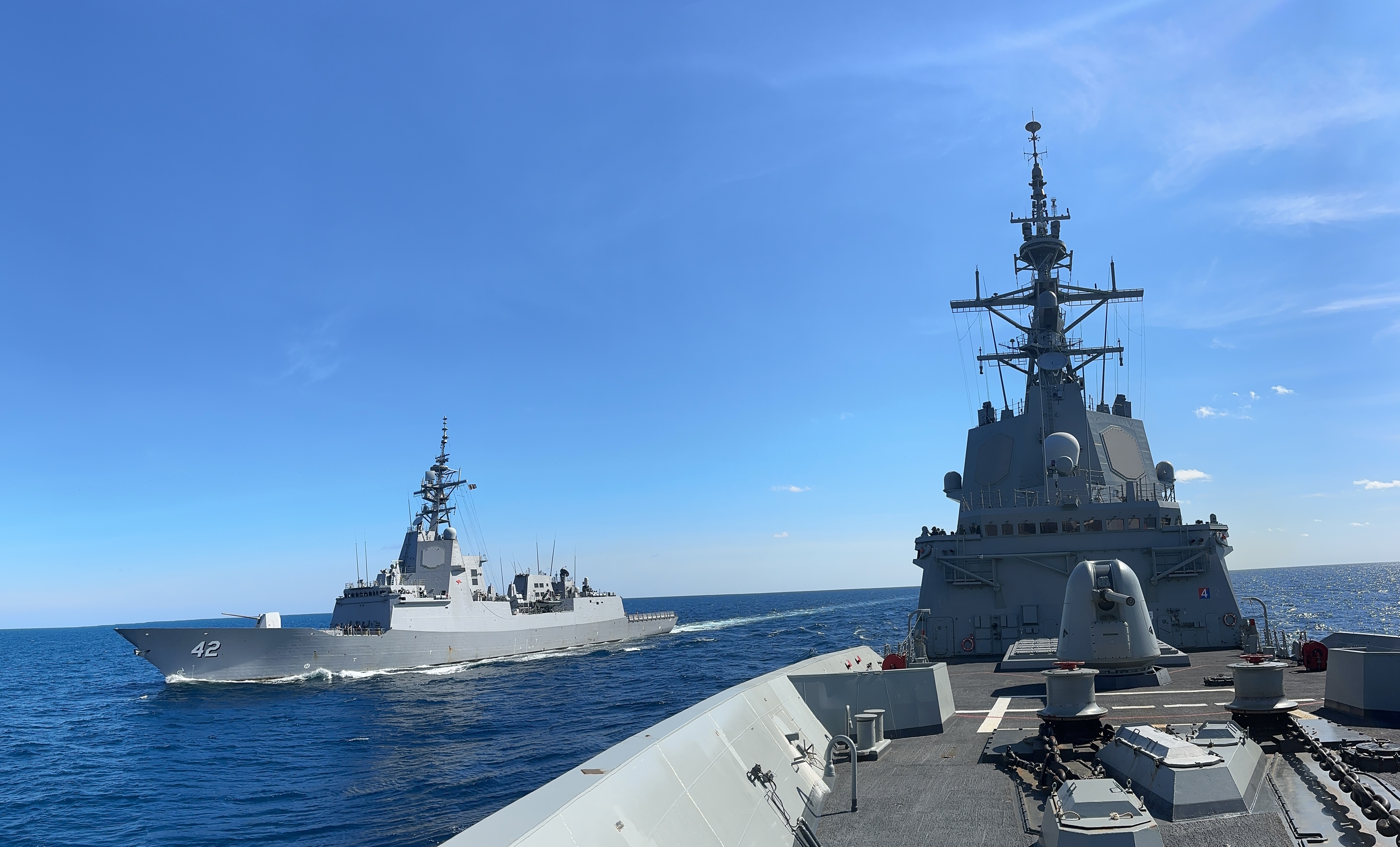 The Australian destroyer HMAS ‘Sydney’, seen from the Spanish frigate ‘Méndez Núñez’