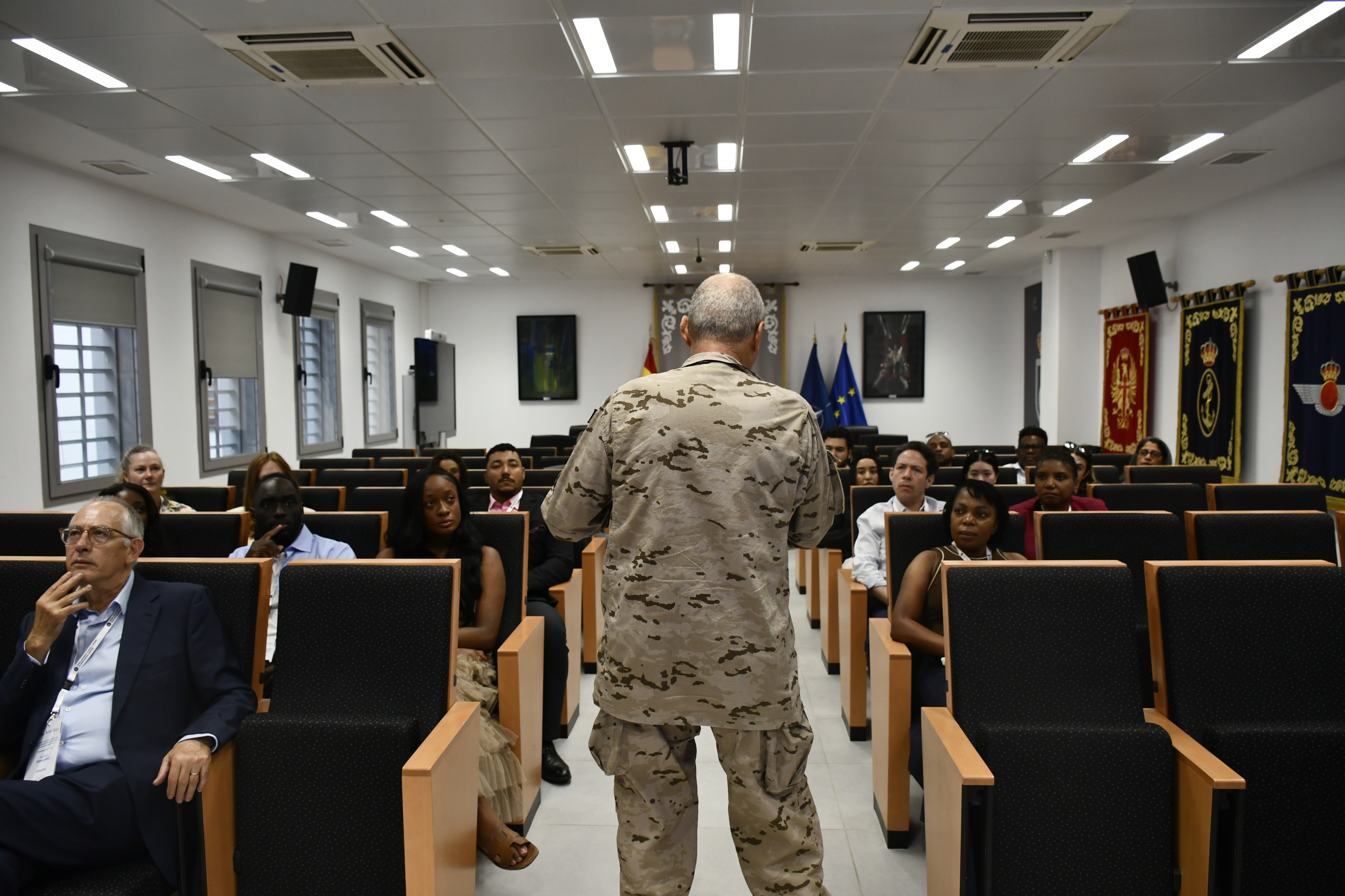 Commander Pérez de Tena gives a talk to the students