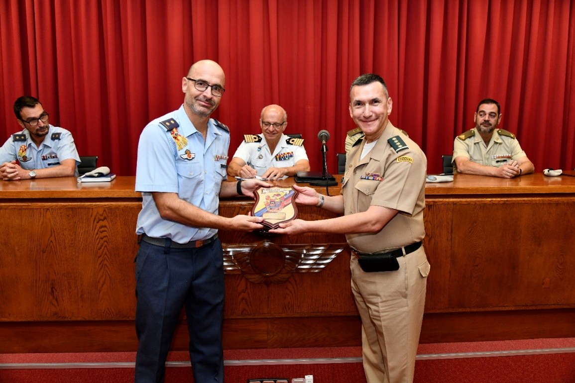 Exchange of gifts between EMCO and the Colombian Military Attaché