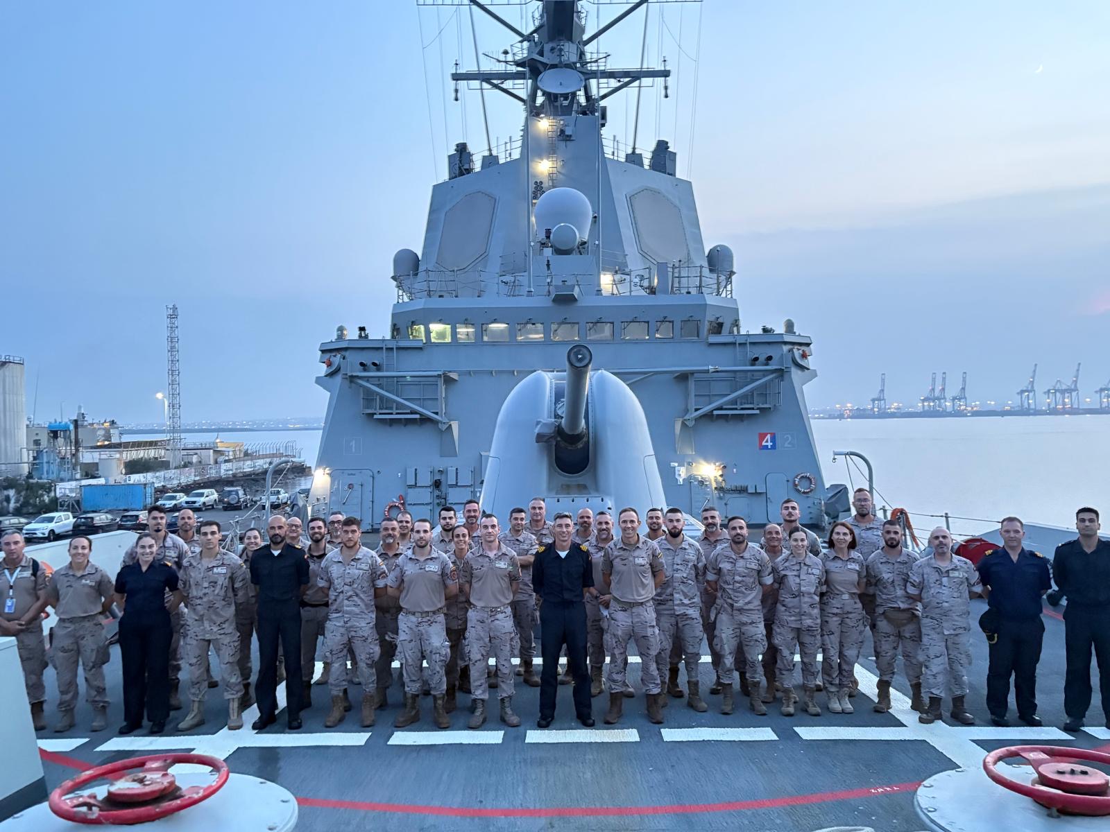 Crew of the frigate Méndez Núñez