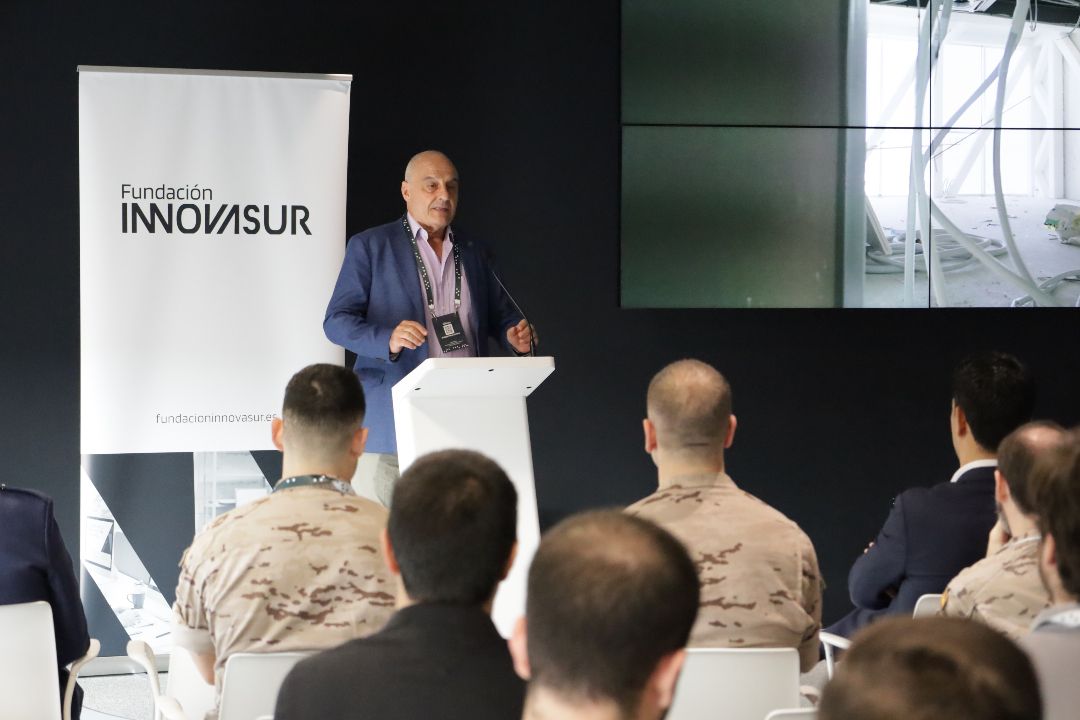 CF Pérez de Tena (R) during his presentation