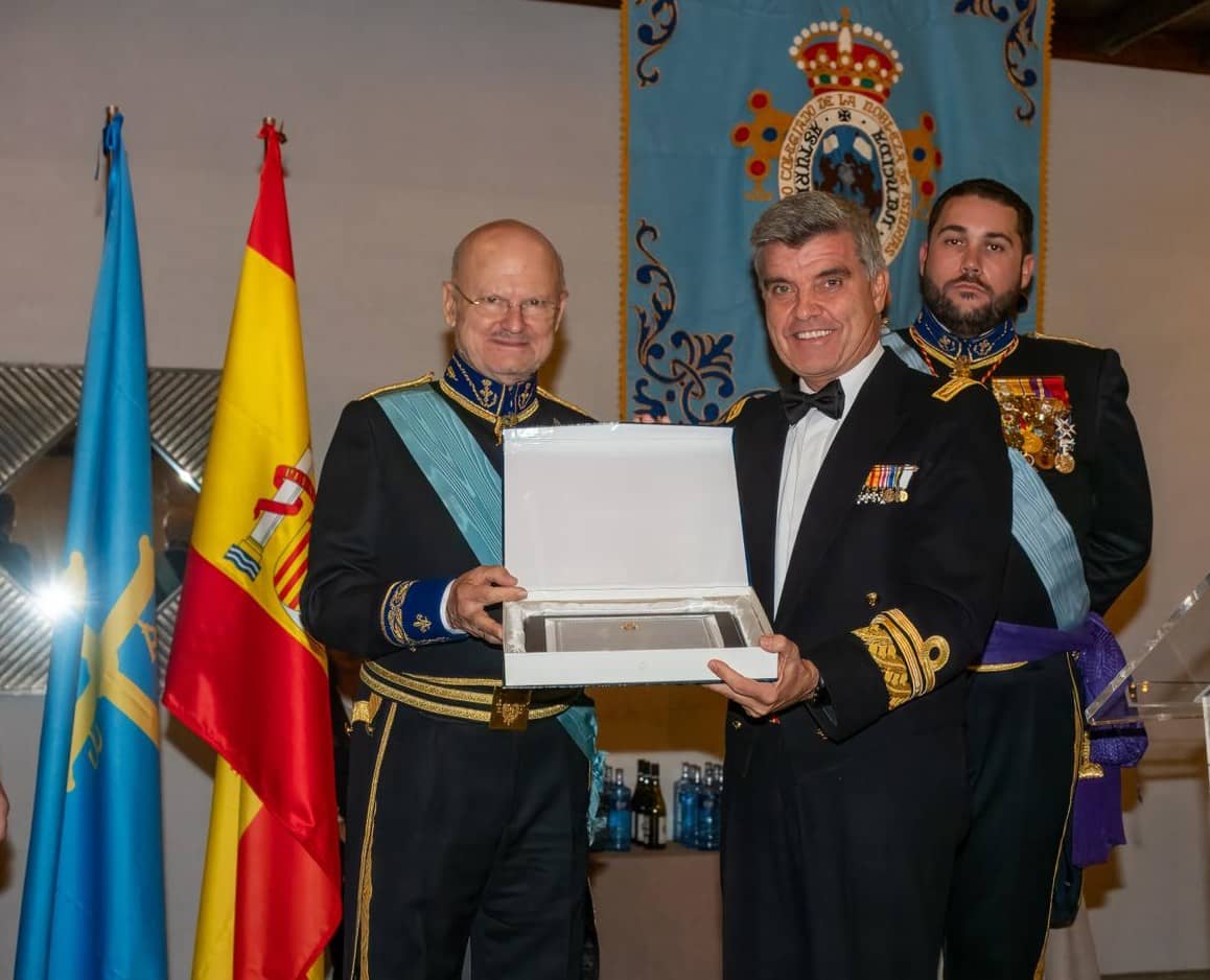 Vice Admiral Javier Roca receives the award