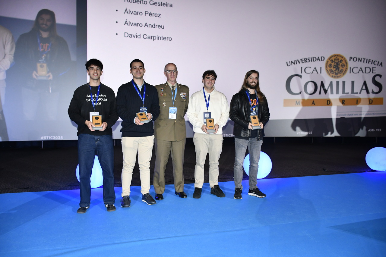 The winners of Talent4Cyber25, with General Gómez Lera