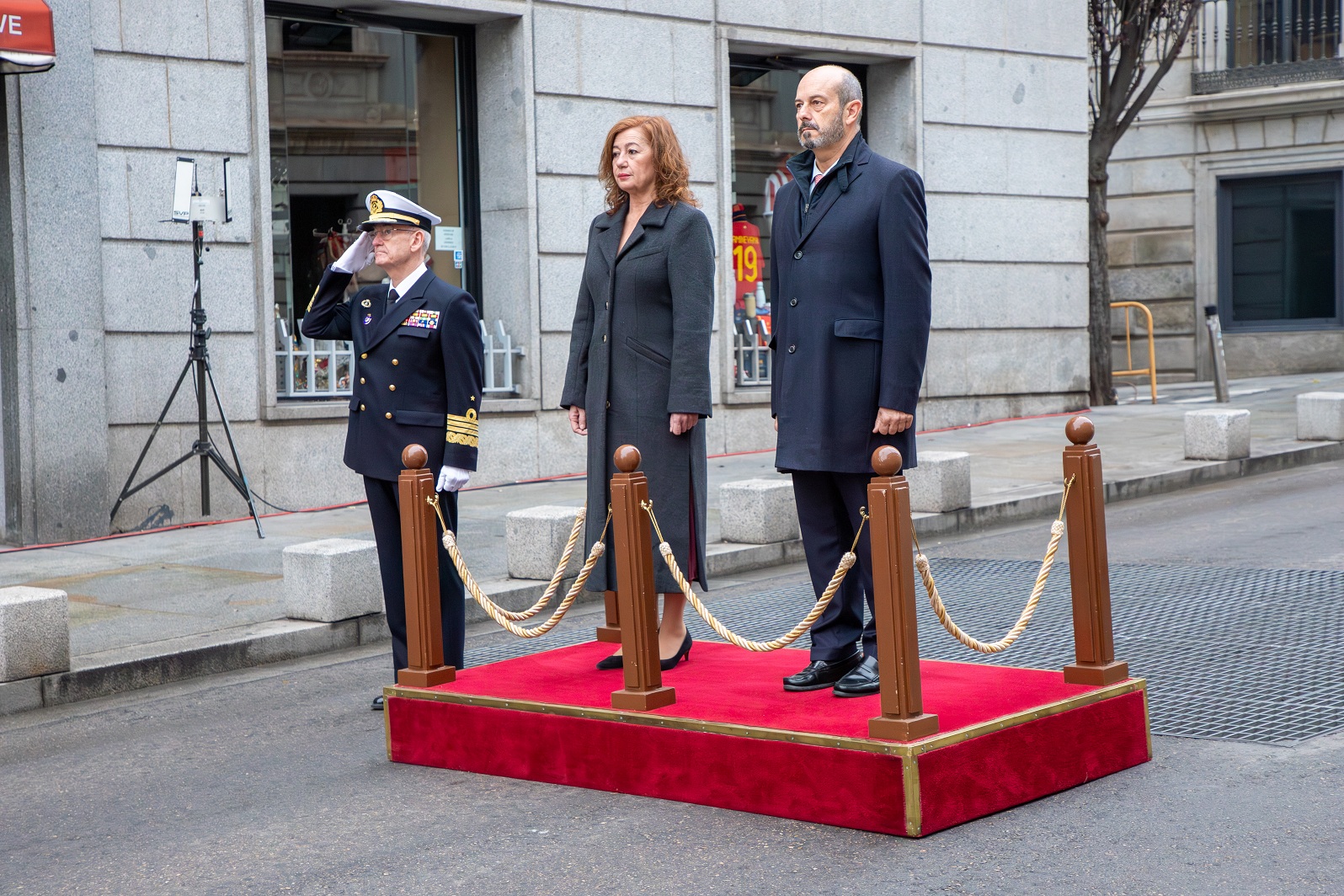 The Chief of Defence accompanies the presidents of Congress and the Senate