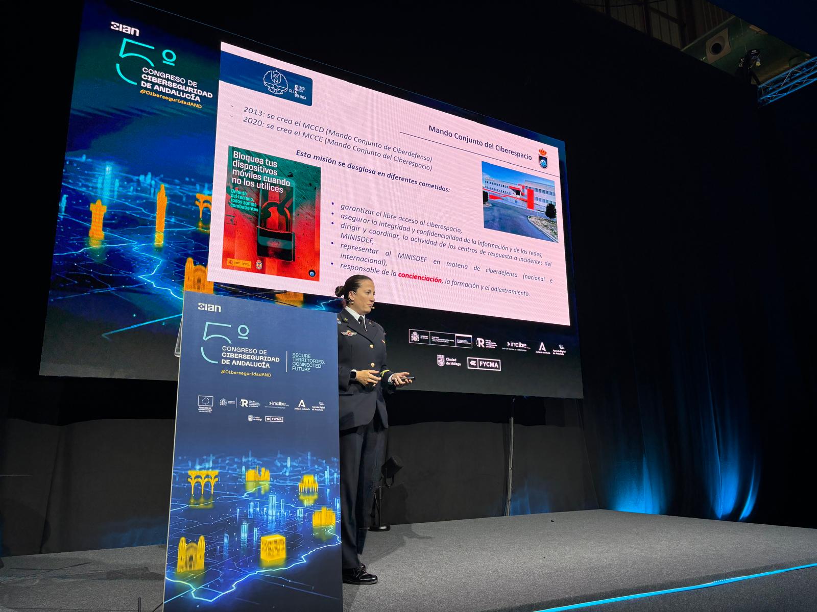 La sargento Vicens, durante su intervención