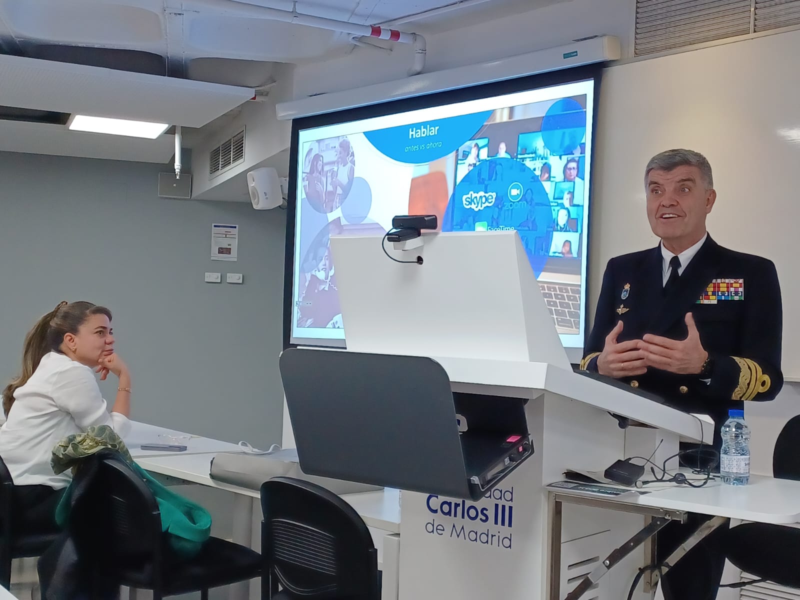 El vicealmirante Roca durante su conferencia