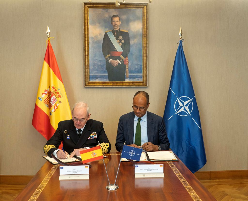 The Chief of Defence signs the MOU