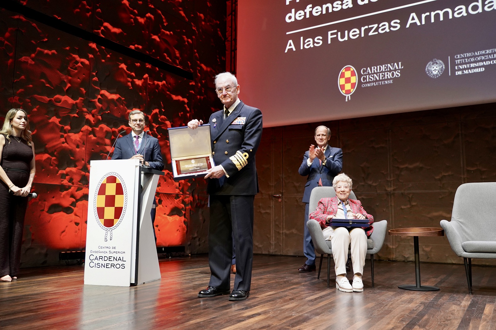 El JEMAD recibe el premio a las FAS