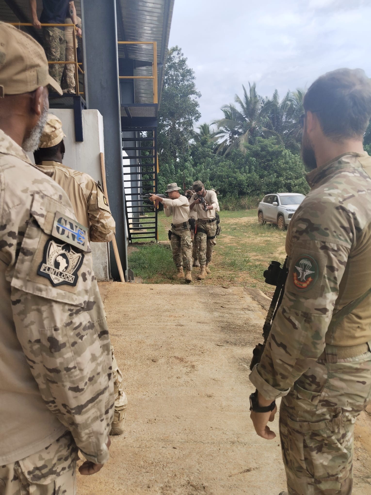 Efectivos de la FGNE y del EZAPAC durante prácticas conjuntas de CQB