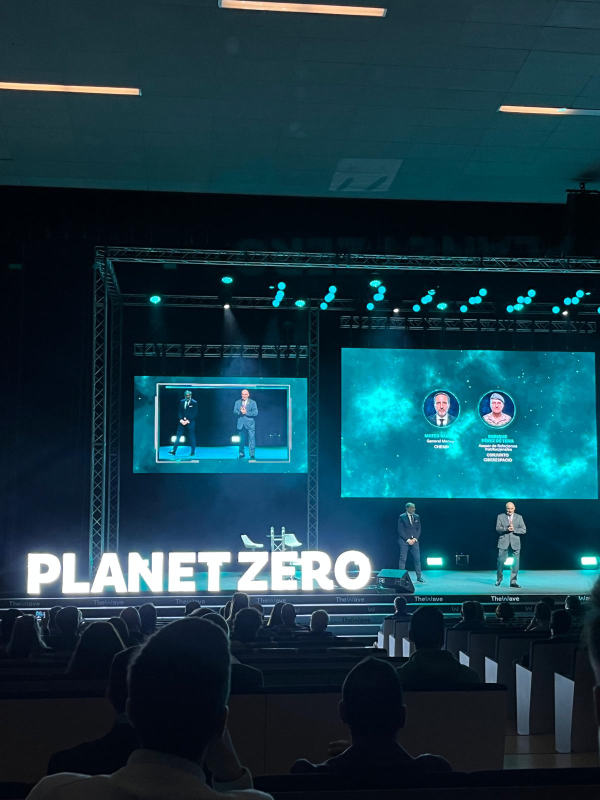 CF (R) Enrique Pérez de Tena y Mateo Barrios durante su intervención en The Wave