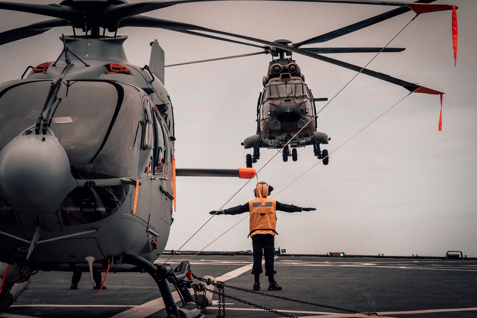 Helicóptero Cougar toma tierra