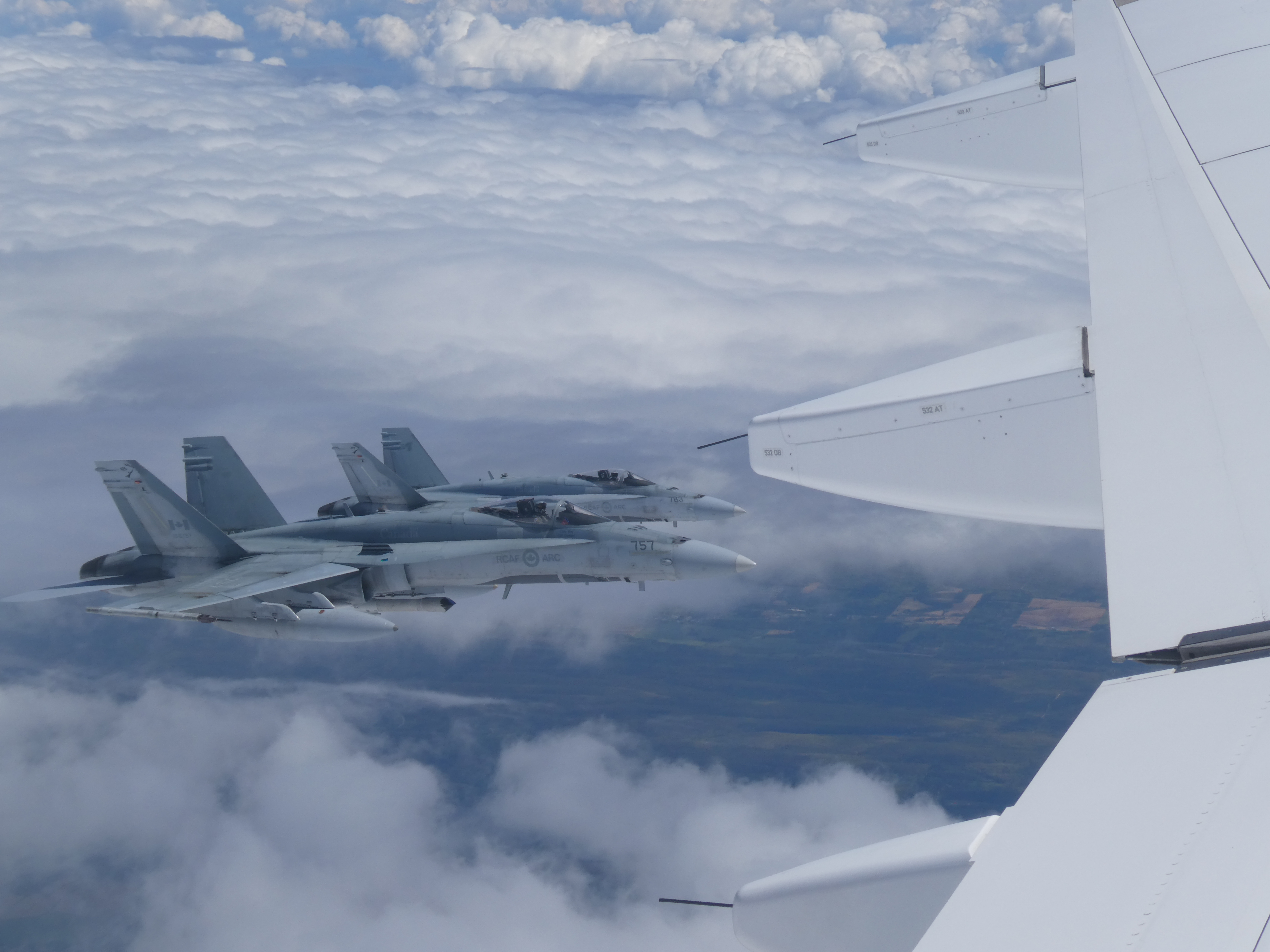 Cazas F18 interceptan el Airbus 3190OH
