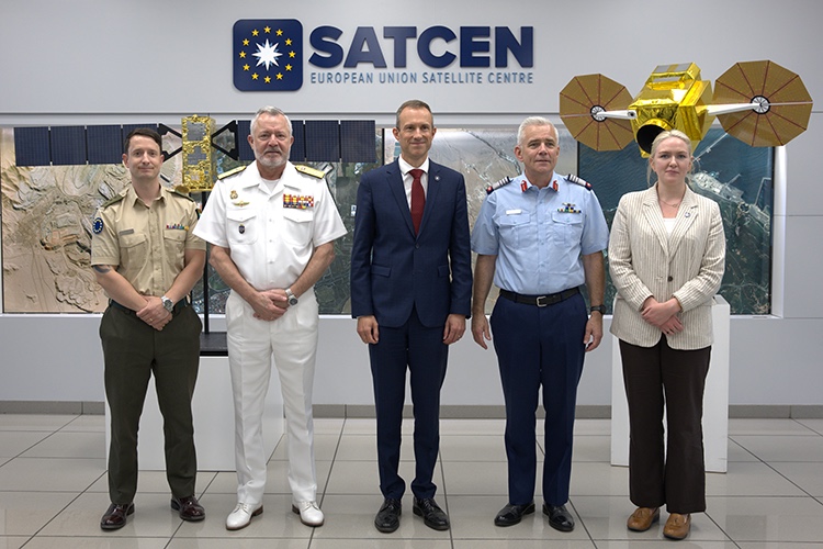 General Clancy en el Centro de Satélites de la UE