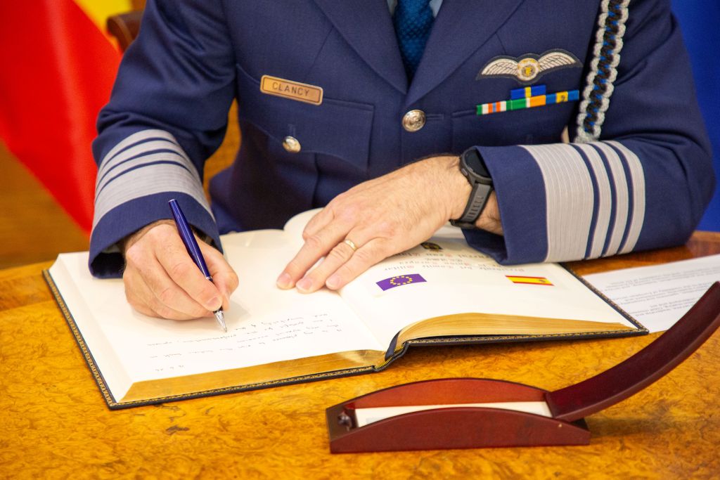 Firma en el libro de honor