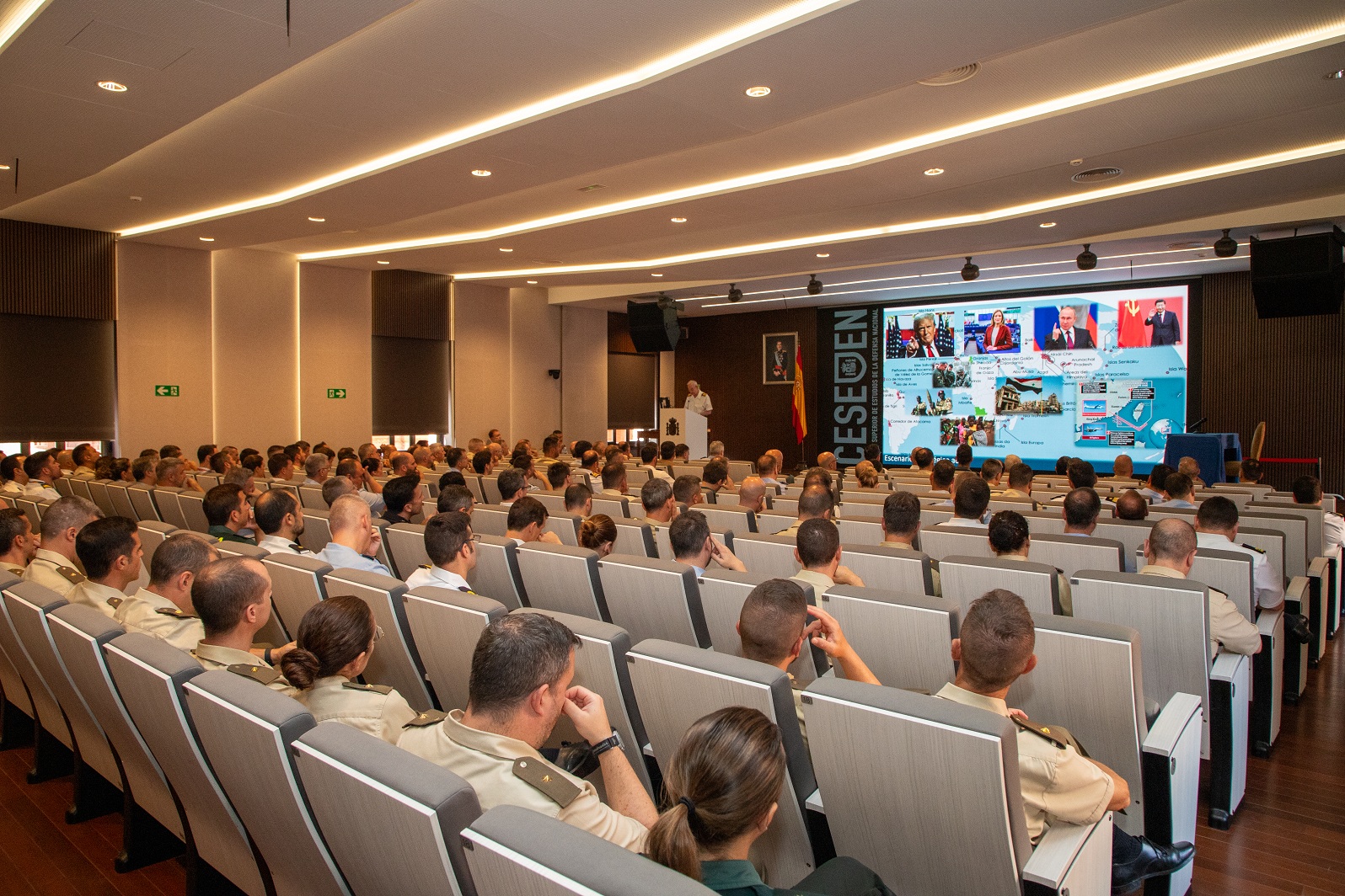 Los alumnos del CEMFAS asisten a la conferencia del JEMAD