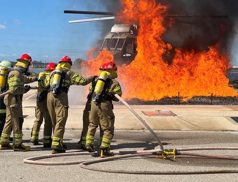 The crew of the ‘Rayo’ undertook training at the C.A.S.I. in firefighting and emergency response during flight operations