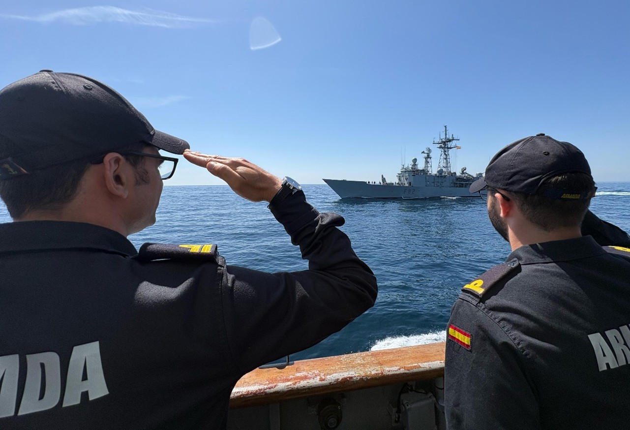 Encuentro en la mar con la fragata “Victoria” y saludo a la voz