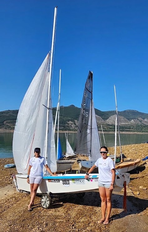 Las campeonas, junto a su embarcación